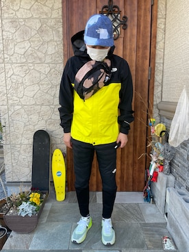 「アイテム（マウンテンパーカー、イエロー系）」を使った、akmさん（メンズ・174cm）の春コーディネート