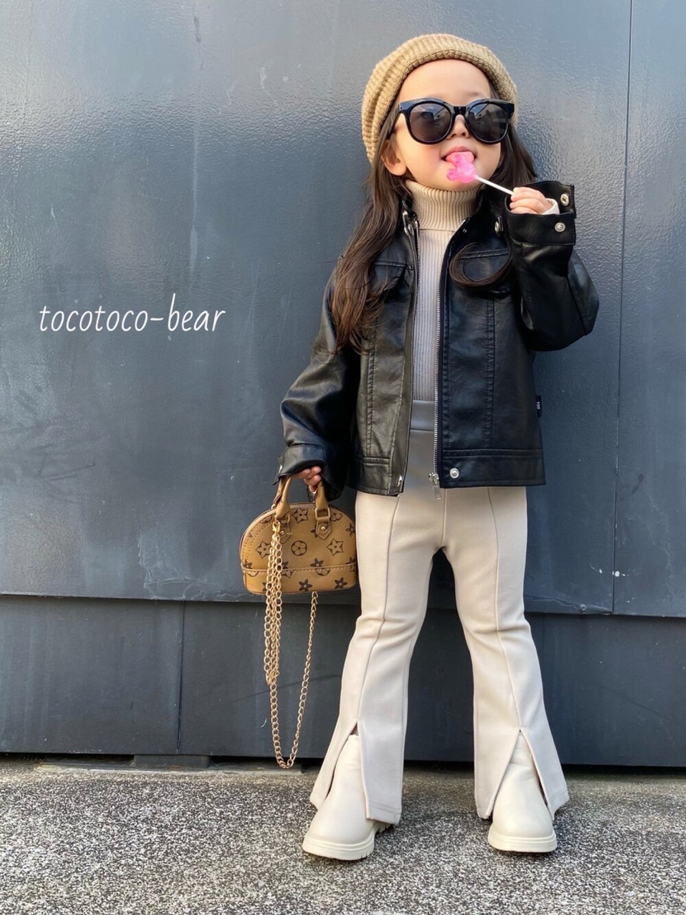 「ライダース、ニット帽、ハンドバッグ、秋のコーデ、サングラス、キッズコーデ、女の子、ベビーコーデ、キッズファッション、韓国ファッション、韓国子供服、韓国ブランド」｜「tocotocobearのショートブーツ（ブーツ、ブラック系）」を使った、tocotocodeさん（キッズ・90cm）の秋コーディネートの1枚目の写真