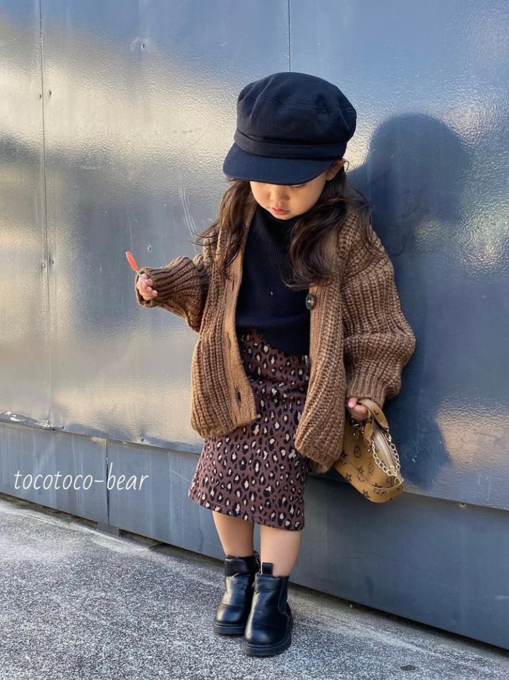 「キッズファッション、休日コーデ、おしゃれさんと繋がりたい、秋コーデ、韓国子供服、プチプラコーデ、韓国ファッション、韓国ブランド、韓国、ヒョウ柄スカート、レオパード柄、ブーツ、タートルネック、キャスケット、ニットカーディガン」｜「tocotocobearのキャスケット（キャスケット、ブラック系）」を使った、tocotocodeさん（キッズ・90cm）の秋コーディネートの1枚目の写真