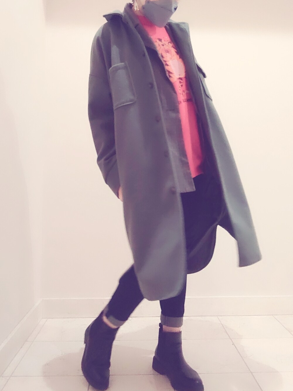 グリーン系のミリタリージャケットを着用したレディースの冬コーディネートの2枚目の写真