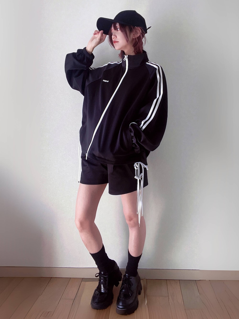 「低身長コーデ、キャップ女子、ジャージ」｜「VARZARの【お気に入り数12万人突破】VARZAR(バザール)/Stud logo over fit ball cap/スタッズ ロゴ オーバーフィット ベースボール キャップ（キャップ、ブラック系）」を使った、つーさん（レディース・151cm）の春コーディネートの1枚目の写真