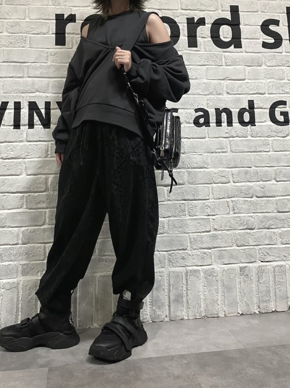 「秋服、今日のコーデ、秋服準備はじめました、オールブラック、おしゃれさんと繋がりたい」｜「jouetieのジャガードストレートパンツ（その他パンツ、ブラック系）」を使った、つーさん（レディース・151cm）の秋コーディネートの1枚目の写真
