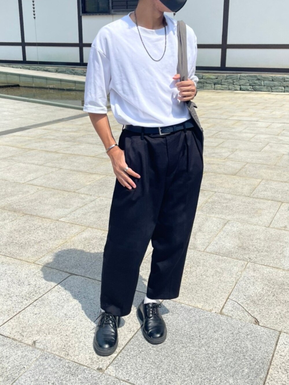 「休日スタイル、シンプルコーデ、おしゃれさんと繋がりたい、Tシャツ、爽やかコーデ、白Tシャツ、夏、ユニクロ、真夏のアクティブスタイル」｜「WYM LIDNMの【WYM LIDNM】RATINE SEMI WIDE TAPERED SLACKS（スラックス、ブラック系）」を使った、のっくんnodadaoさん（メンズ・165cm）の夏コーディネートの1枚目の写真