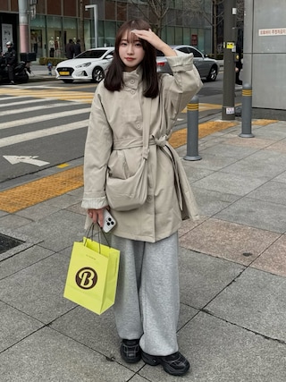 「anyonemore(エニワンモア)のバック切替タックワイドトレーニングパンツ(スウェットパンツ)」を使った、mayaさん(レディース・155cm)の春コーディネート