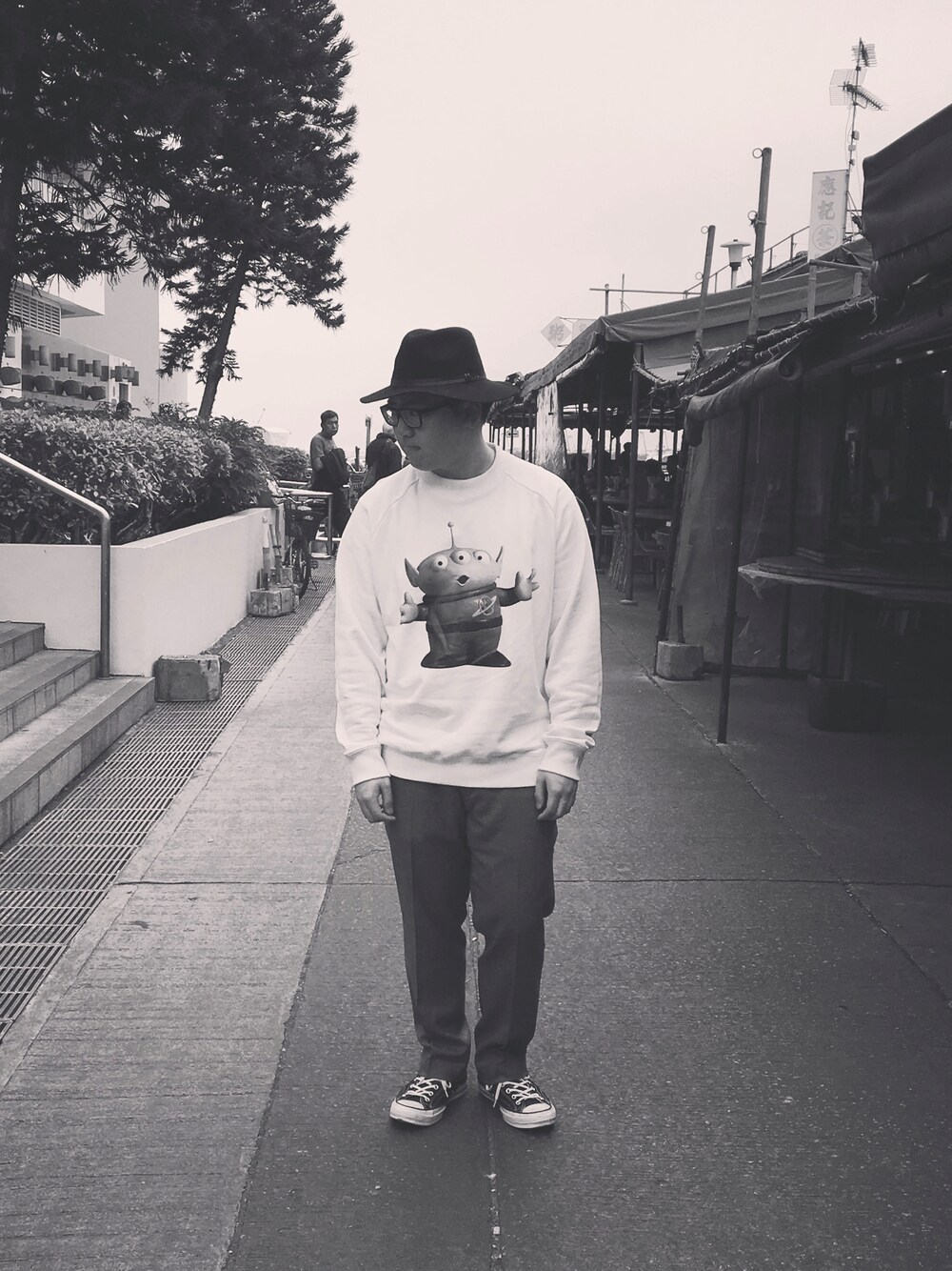 「ootd、toystory、ALIEN、JOYRICH、converse、TOPMAN」｜「JOYRICHのアイテム（トップス、ホワイト系）」を使った、mokannnさん（メンズ・170cm）の秋コーディネートの1枚目の写真