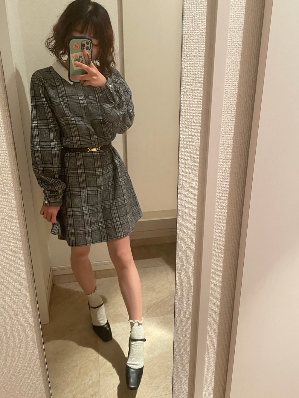 「低身長コーデ、保育士、休日スタイル、ワンピース、およばれワンピ、靴下 × サンダル、ポージング、冬コーデ、オトナガーリー、おしゃれになりたい、おしゃれさんと繋がりたい、one way、フォロー、イイネ、お気に入り登録お願いします♡、インスタフォローしてね！、dholic」｜「tutuannaのアイテム（ソックス/靴下、ベージュ系）」を使った、ちぃさん（レディース・150cm）の冬コーディネートの1枚目の写真