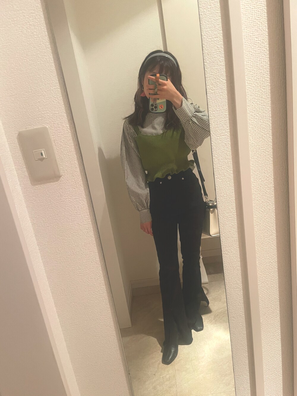 「秋コーデ、おしゃれさんと繋がりたい、低身長女子、休日スタイル、チェック柄に恋してる、カジュアル、韓国風コーデ、オルチャンファッション、韓国ファッション、ASKNOWASPINKY、INGNI、dholic、保育士、初投稿、フォロー、イイネ、お気に入り登録お願いします♡」｜「INGNIのフロントスリットフレアデニムパンツ（デニムパンツ、ブラック系）」を使った、ちぃさん（レディース・150cm）の秋コーディネートの1枚目の写真