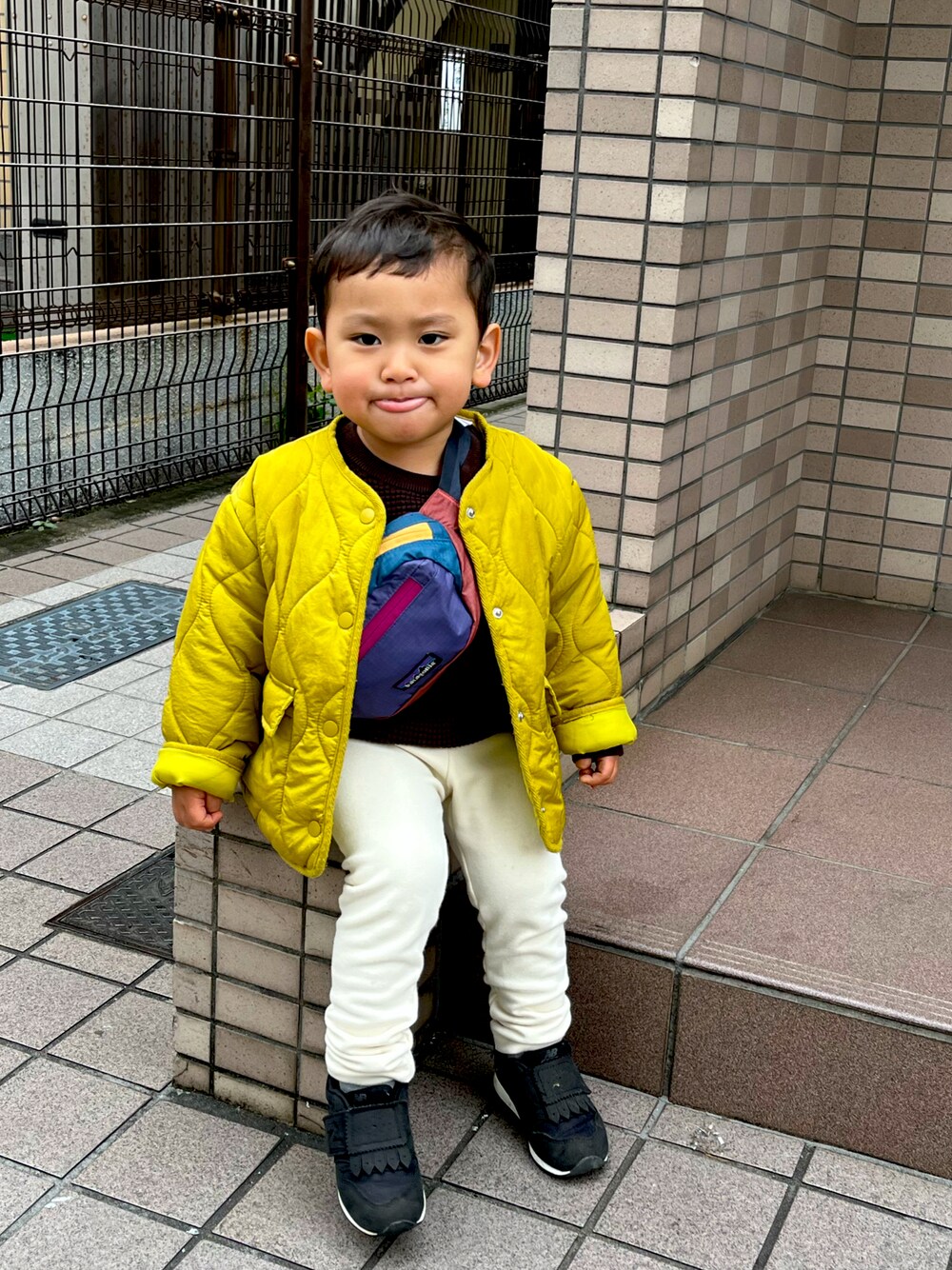「冬コーデ、キッズコーデ、ニット、プチプラ、ニューバランス、初詣」｜「UNIQLOのアイテム（パンツ、ホワイト系）」を使った、はるくんとママさん（キッズ・80cm）の冬コーディネートの1枚目の写真