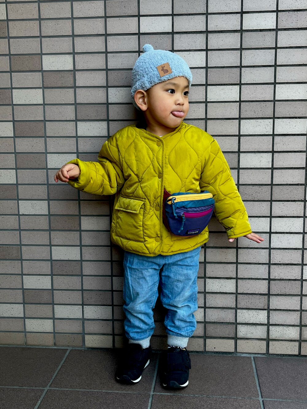 「男の子コーデ、デニム、カジュアルコーデ、キッズファッション、お出かけコーデ」｜「ZARAのアイテム（ブルゾン、イエロー系）」を使った、はるくんとママさん（キッズ・90cm）の春コーディネートの1枚目の写真