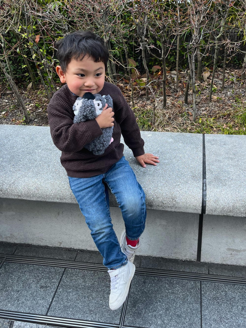 「春コーデ、男の子コーデ、キッズコーデ、シンプルコーデ、カジュアルコーデ、デニムコーデ」｜「GAPのBabygap ウォッシュウェル スキニーデニム（デニムパンツ、ブルー系）」を使った、はるくんとママさん（キッズ・100cm）の春コーディネートの1枚目の写真