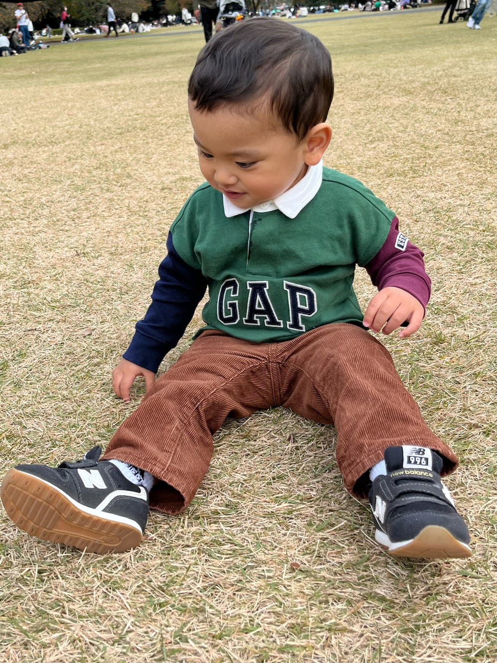 「男の子コーデ、キッズファッション、コーデュロイ、GAP、カジュアルコーデ、むすこーで」｜「babyGAPのアイテム（トップス、グリーン系）」を使った、はるくんとママさん（キッズ・80cm）の秋コーディネートの1枚目の写真