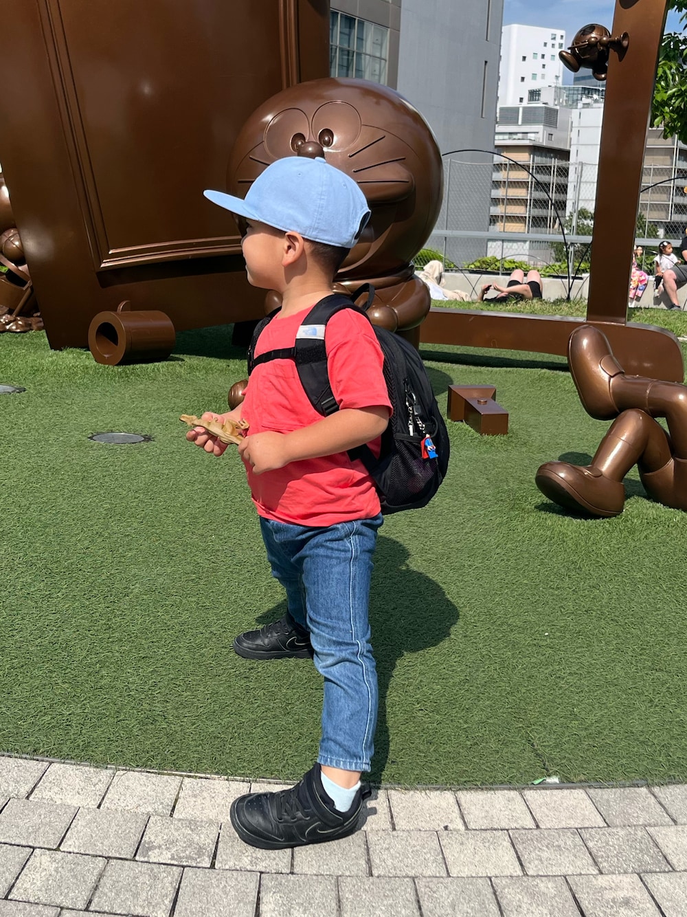 「キッズファッション、男の子コーデ、ストリート、シンプルコーデ、Tシャツ、お出かけコーデ、スケボー」｜「H&Mのアイテム（デニムパンツ、ブルー系）」を使った、はるくんとママさん（キッズ・90cm）の夏コーディネートの1枚目の写真