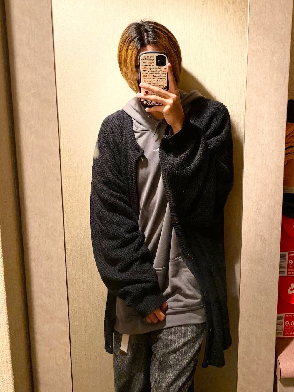 「きれいめカジュアル、ワイドパンツ、ゆるコーデ、黒、ラクチンコーデ、カーティガン、ビッグシルエット」｜「ADRERの【ADRER】リンゴシシュウビックパーカー（パーカー、グレー系）」を使った、Youさん（メンズ・180cm）の冬コーディネートの1枚目の写真