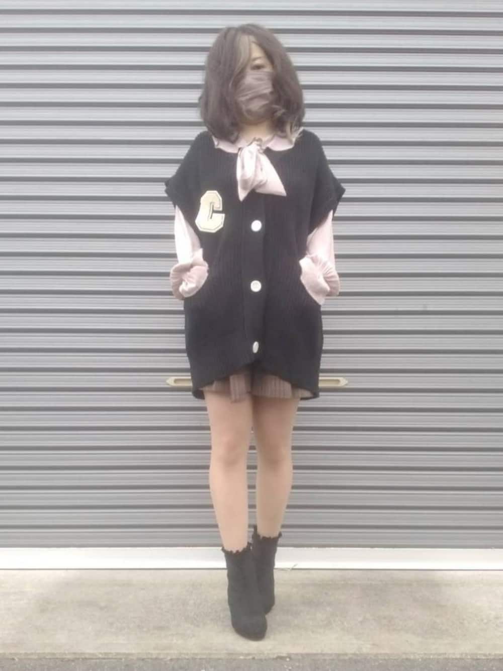 ブラック系のブーツ、その他のその他パンツ、ブラック系のカーディガン/ボレロを着用したレディースの秋コーディネートの1枚目の写真