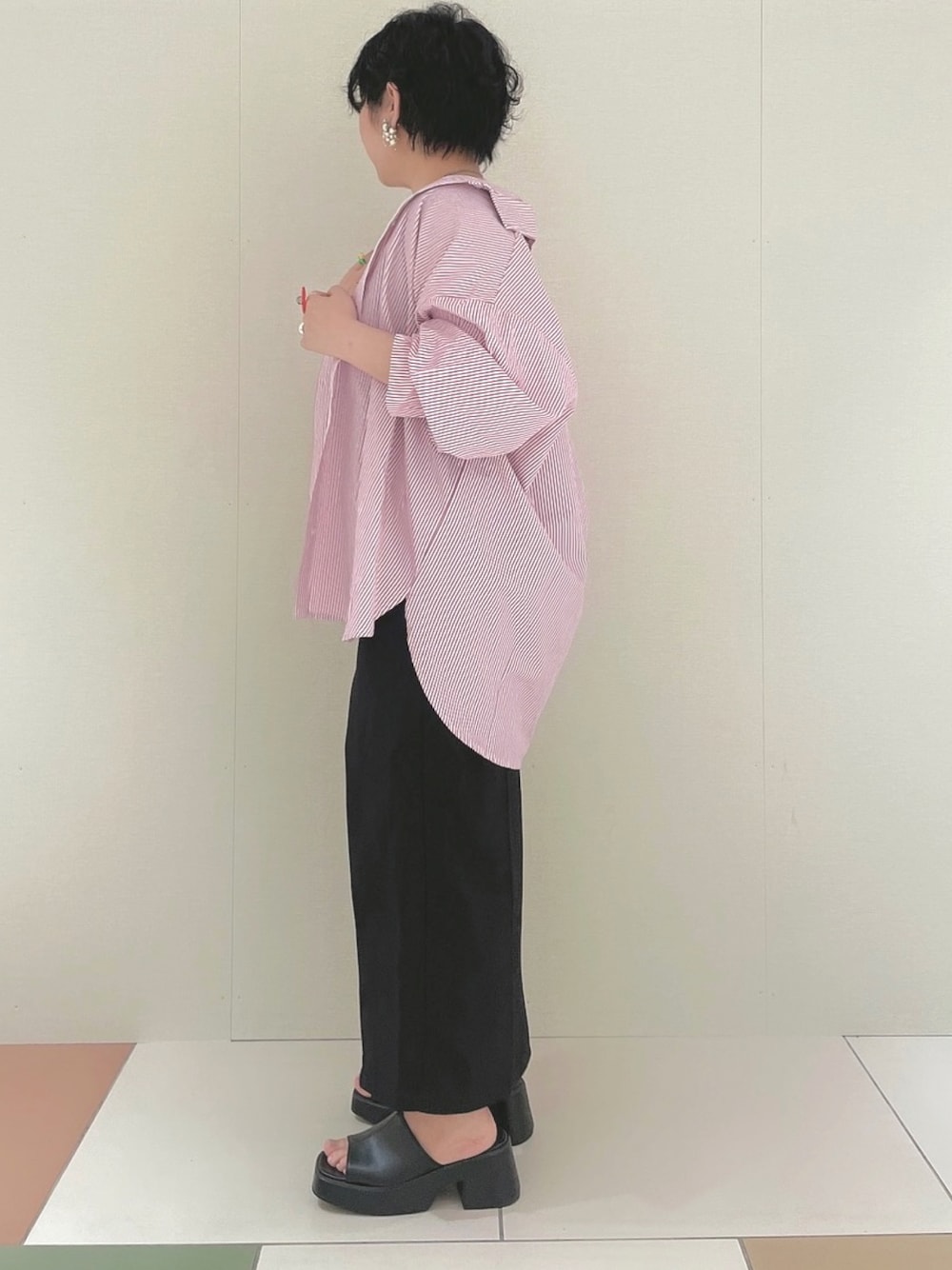 「シャツスタイル、プチプラ、春夏コーデ、休日スタイル、ビッグシルエット、サンダル、大人カジュアル、ストライプ、ストライプシャツ、ピンクコーデ、ママコーデ、ママファッション、オリーブ デ オリーブ(OLIVE des OLIVE)、ゆるコーデ、カラー×コーデ」｜「OLIVE des OLIVEのストライプシャツ（シャツ/ブラウス、ピンク系）」を使った、maicoさん（レディース・156cm）の春コーディネートの1枚目の写真