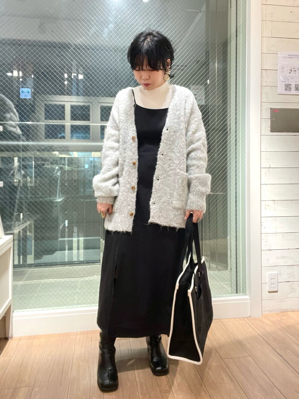 「冬コーデ、トートバッグ、スクエアトゥ、ロングブーツ、クリスマスに着たい服、ロングワンピース、大人カジュアル、カーディガン、ロングカーディガン、キャミワンピ、ママコーデ、オリーブ デ オリーブ(OLIVE des OLIVE)、プチプラ」｜「OLIVE des OLIVEの【WEB限定カラー有】ミックス起毛Ｖネックカーディガン（カーディガン/ボレロ、グレー系）」を使った、maicoさん（レディース・156cm）の冬コーディネートの1枚目の写真