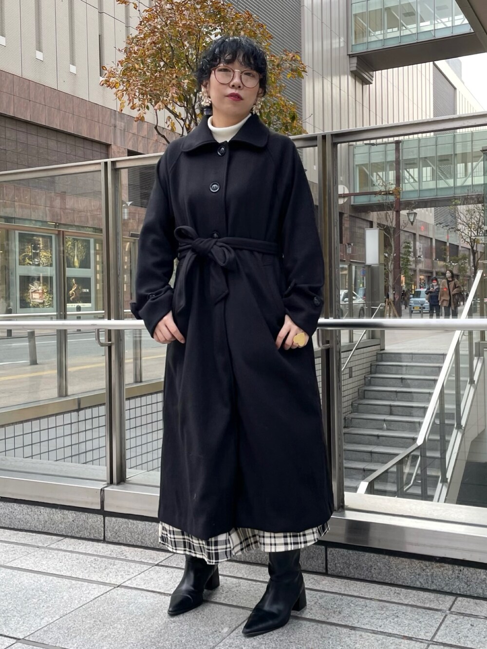 「ロングコート、冬コーデ、タートルネック、モード、クリスマスに着たい服、休日スタイル、きれいめカジュアル、プチプラ、ステンカラーコート、モノトーン、大人カジュアル、ママコーデ、メガネ女子、オリーブ デ オリーブ(OLIVE des OLIVE)、マイベストコーデ2022」｜「OLIVE des OLIVEのステンカラーロングコート（ステンカラーコート、ブラック系）」を使った、maicoさん（レディース・156cm）の冬コーディネートの1枚目の写真
