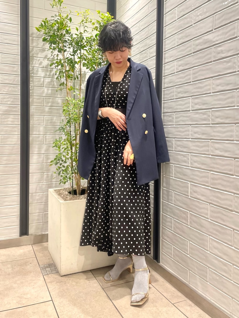 「春アウター、プチプラ、春服みてみて、モノトーン、休日スタイル、春コーデ、オトナ女子、きれいめカジュアル、ドット、ロングワンピース、テーラードジャケット、ママコーデ、オリーブ デ オリーブ(OLIVE des OLIVE)、いまどきジャケット写真」｜「OLIVE des OLIVEのロングテーラードジャケット（テーラードジャケット、ブルー系）」を使った、maicoさん（レディース・156cm）の春コーディネートの1枚目の写真