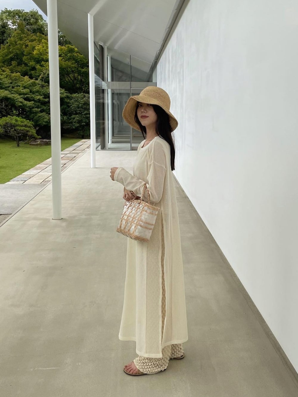 「ニットパンツ、かごバッグ、メッシュニット、淡色コーデ、むぎわら帽子、メッシュワンピ、淡色女子、lawgy、eim_press、カフェ、カフェ巡り、カフェスタイル、サンダル、オールホワイト、オールホワイトコーデ」｜「niko and...のオリジナルラフィアキャペリンハット（ハット、ベージュ系）」を使った、hinanoさん（レディース・163cm）の秋コーディネートの1枚目の写真