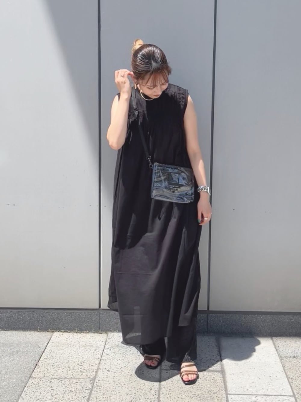 「earth music&ecology、アースミュージック＆エコロジー、ブラック、ブラックコーデ、ファンシー、ワンピース、ギャザーワンピース、休日スタイル、リラックススタイル、楽チンコーデ、ゆったりコーデ、プチプラ」｜「earth music&ecologyのファンシープリーツギャザーワンピース（ワンピース、ブラック系）」を使った、Meguさん（レディース・160cm）の夏コーディネートの1枚目の写真