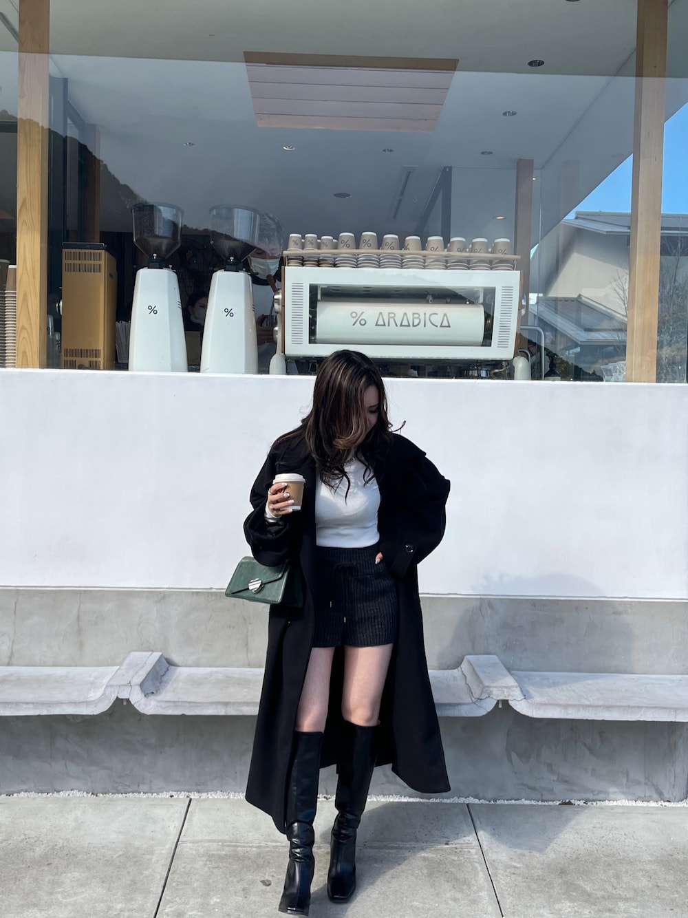 「EMODA、ZARA、Juemi、ACYM、シンプルコーデ、大人カジュアル、ロングブーツ、低身長コーデ、モノトーンコーデ、差し色」｜「EMODAのワイドカラーロングコート（チェスターコート、ブラック系）」を使った、amiさん（レディース・154cm）の冬コーディネートの1枚目の写真