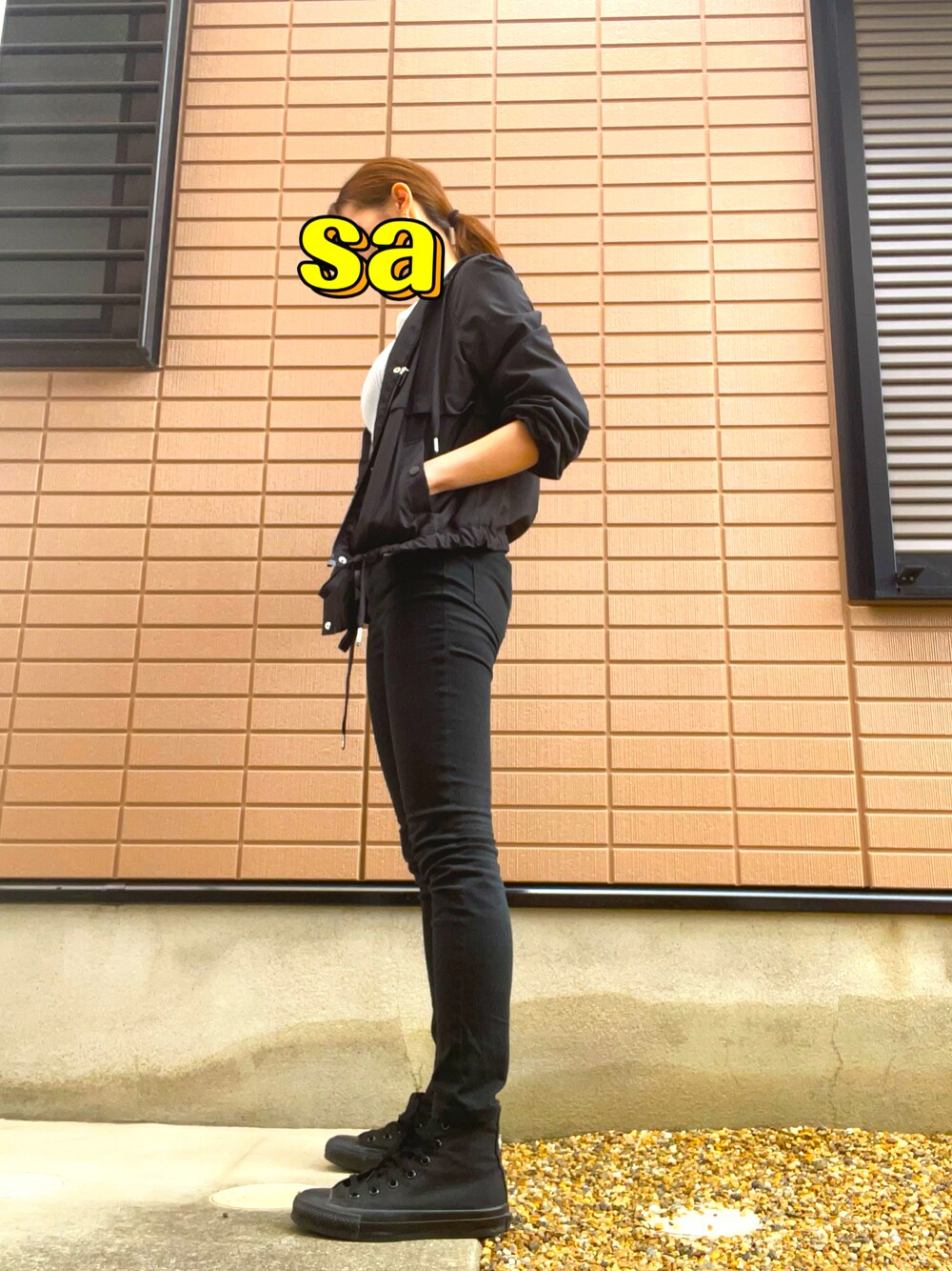「おしごとスタイル、スニーカーコーデ、カジュアルコーデ」｜「UNIQLOのEZYスキニーフィットカラージーンズ（デニムパンツ、ブラック系）」を使った、saaaatunさん（レディース・160cm）の秋コーディネートの1枚目の写真