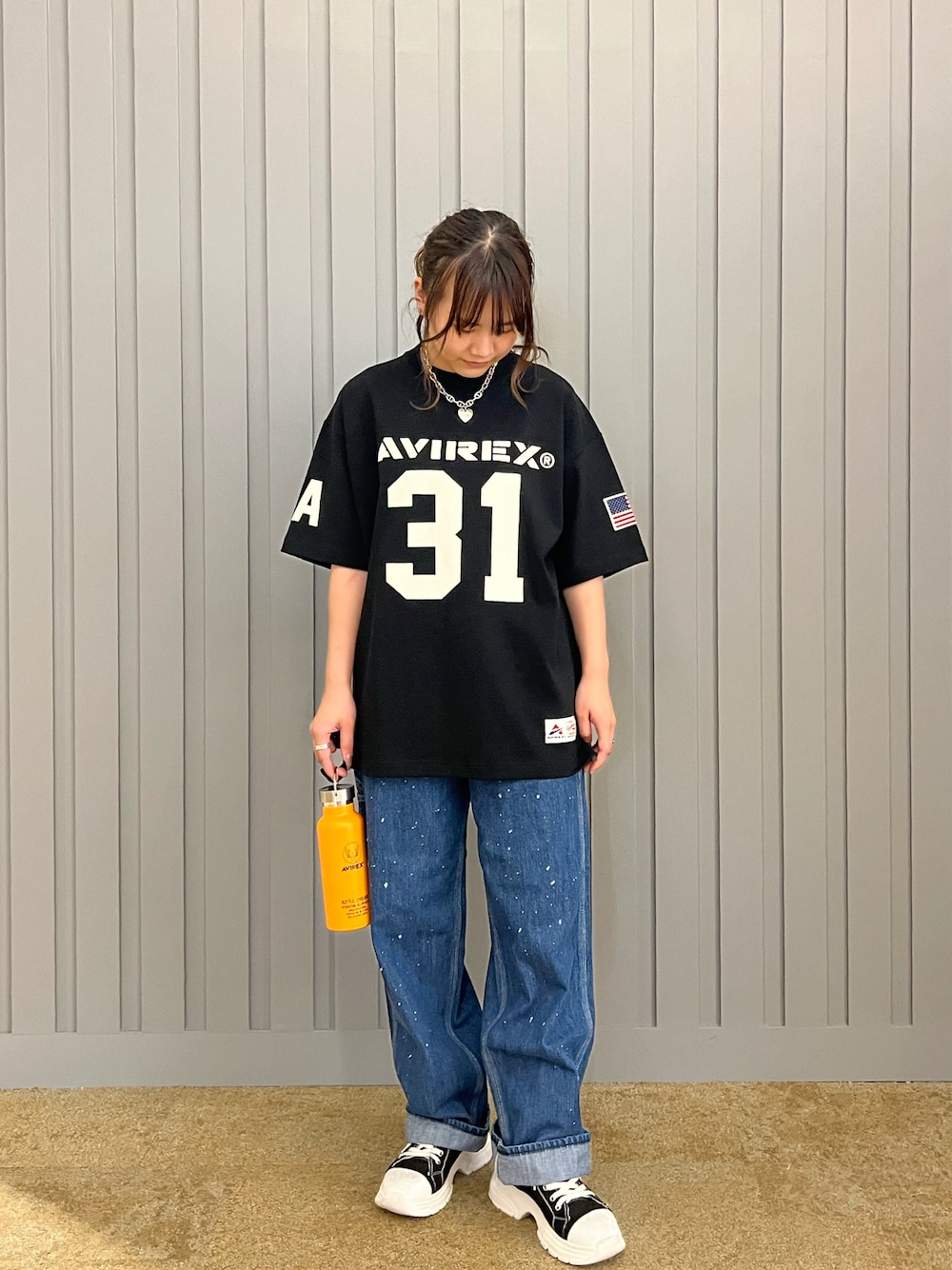 「アメカジ、Tシャツ、AVIREX、メンズライク、デニムパンツ、ペインターパンツ、スポーティ、ベースボールT、水筒、AVIREXMOZO」｜「AVIREXのUS-CA FOOTBALL S/S T-SHIRT / フットボール Tシャツ（Tシャツ/カットソー、ブラック系）」を使った、Runa Nagayaさん（レディース・156cm）の夏コーディネートの1枚目の写真