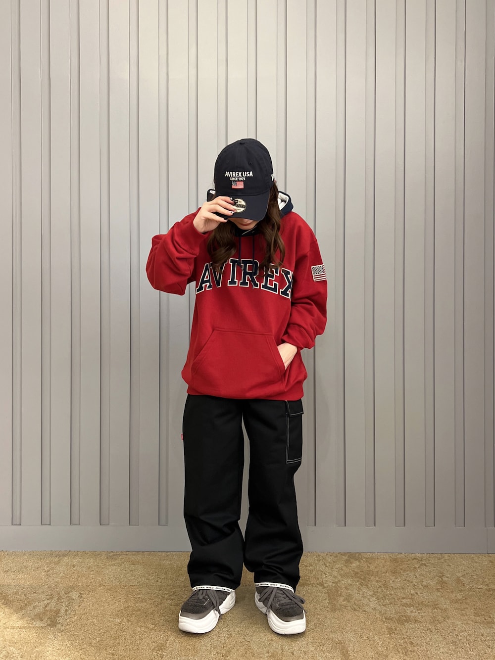「キャップ、パーカー、AVIREX、メンズライク、ワークパンツ、カジュアルスタイル、ディッキーズ(Dickies)、ゆるコーデ、ロゴパーカー、AVIREXMOZO」｜「AVIREXのARCH LOGO COLOR HOOD PARKA / アーチ ロゴ カラー フード パーカー /（パーカー、レッド系）」を使った、Runa Nagayaさん（レディース・156cm）の冬コーディネートの1枚目の写真