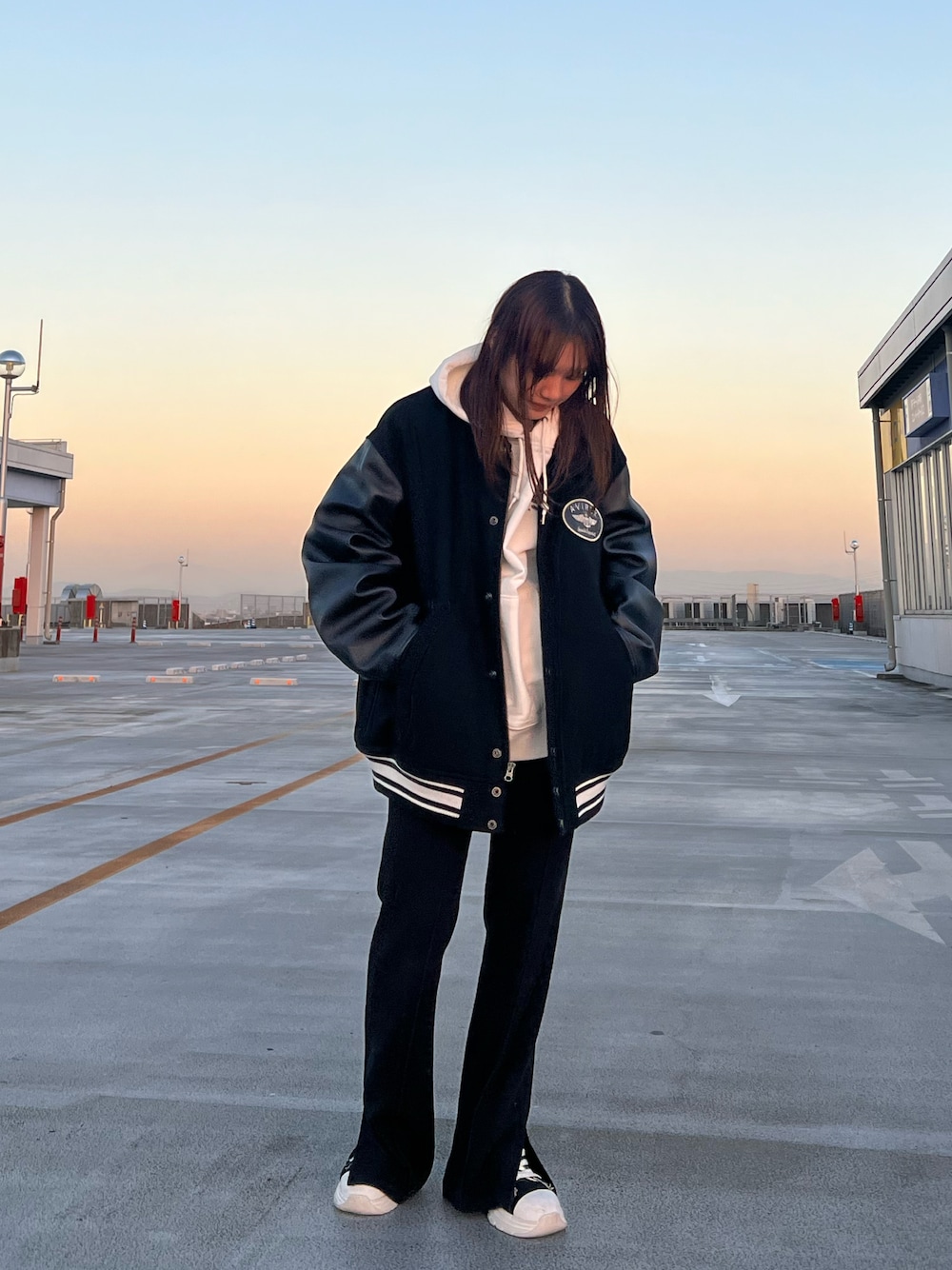 パーカーを使った「バーシティジャケット」の人気ファッション