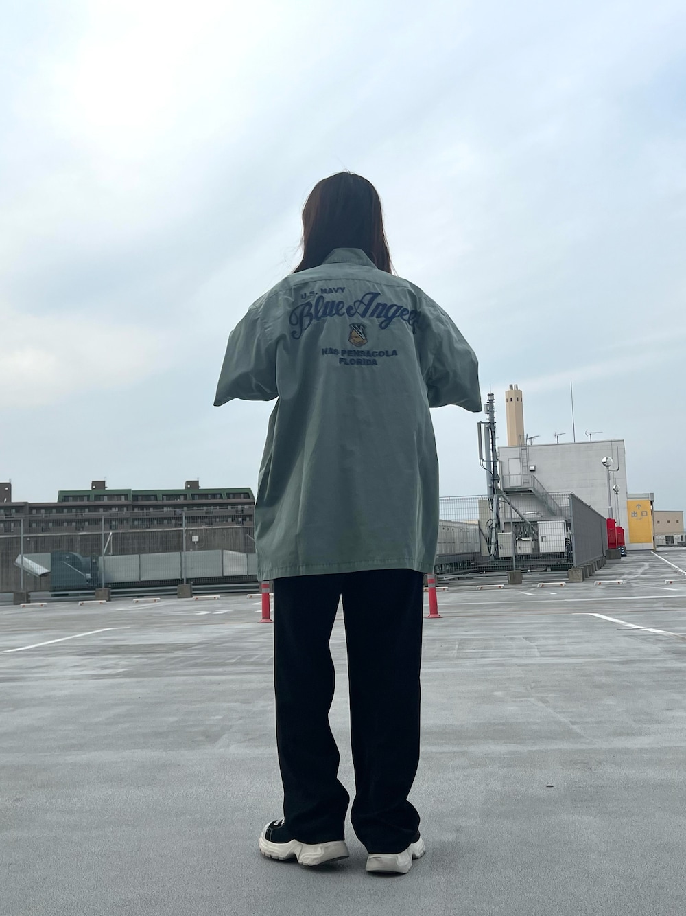 「AVIREX、AVIREXMOZO、ミリタリー、ミリタリーシャツ、アメカジ、アメカジコーデ、メンズライク、刺繍シャツ、シャツスタイル、半袖シャツ、オーバーサイズ、アーミー」｜「AVIREXのSHORTSLEEVE FADED WORK SHIRT BLUE ANGELS / フェイド ワークシャツ ブルーエンジェルス / AVIREX / アヴィレックス（シャツ/ブラウス、グリーン系）」を使った、Runa Nagayaさん（レディース・156cm）の春コーディネートの1枚目の写真