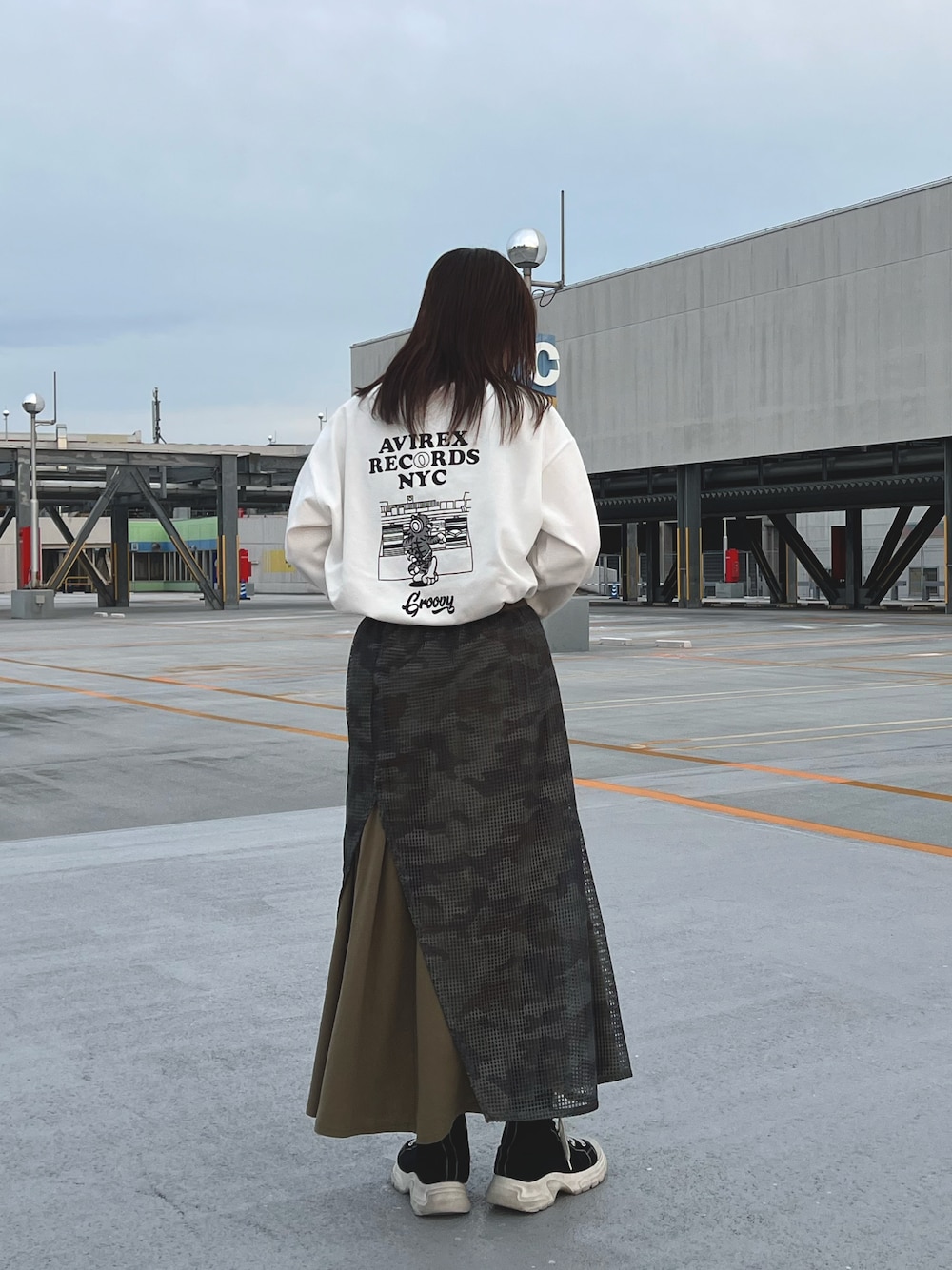 「カモフラ、AVIREX、迷彩スカート、バックプリント、カモフラスカート、メッシュスカート、白ロンT、AVIREXBelle、トムキャット、AVIREXMOZO」｜「AVIREXのL/S TOPS "TOMCAT PRINT”/トムキャットプリント トップス（Tシャツ/カットソー、ホワイト系）」を使った、Runa Nagayaさん（レディース・156cm）の冬コーディネートの1枚目の写真