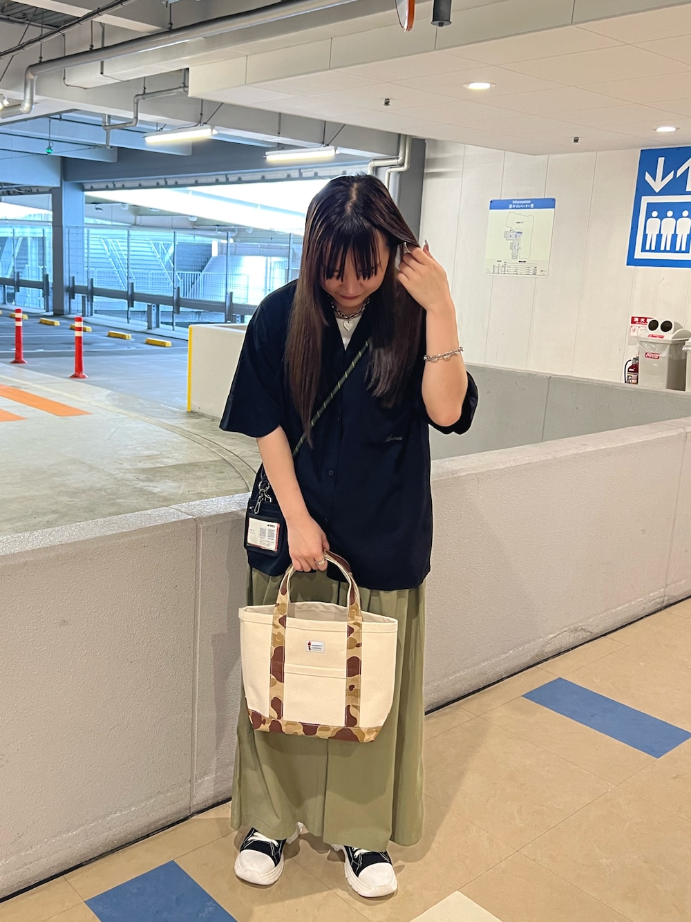 「AVIREX、大人カジュアル、大人コーデ、休日コーデ、シャツスタイル、ゆったりコーデ、夏コーデ、レースブラウス、AVIREXBelle、AVIREXMOZO」｜「AVIREXのHALF SLEEVE LACEUP SHIRT/ ハーフスリーブ レースアップシャツ（シャツ/ブラウス、ブラック系）」を使った、Runa Nagayaさん（レディース・156cm）の春コーディネートの1枚目の写真