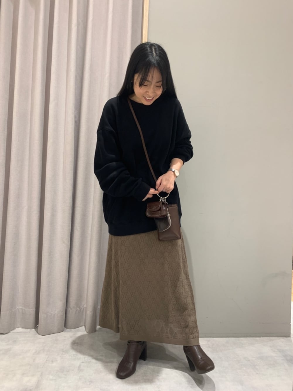 「ゆるコーデ、大人カジュアル、シンプルコーデ、秋コーデ、スウェット、低身長、オーバーサイズ、ブラック、MelanCleuge」｜「LOWRYS FARMのアイテム（ブーツ、ブラウン系）」を使った、てらさん（レディース・153cm）の秋コーディネートの1枚目の写真