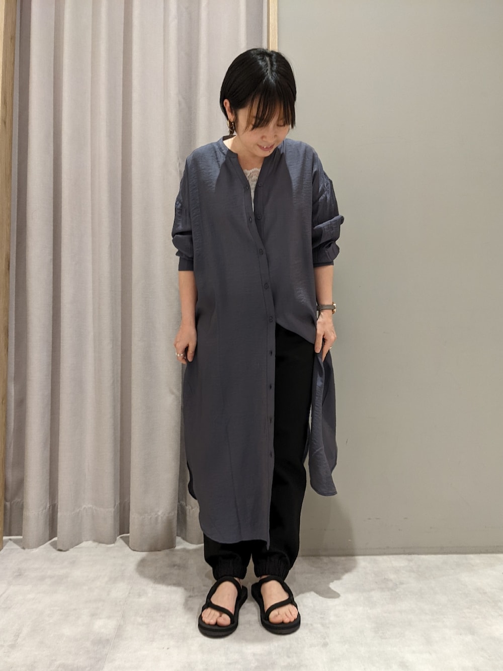 「オトナ女子、パンツスタイル、オトナカジュアル、ワンピーススタイル、低身長コーデ、リラックススタイル、大人女子、ジョガーパンツ、MelanCleuge、mont-bell」｜「Melan Cleugeのアイテム（シャツワンピース、ブルー系）」を使った、てらさん（レディース・153cm）の春コーディネートの1枚目の写真