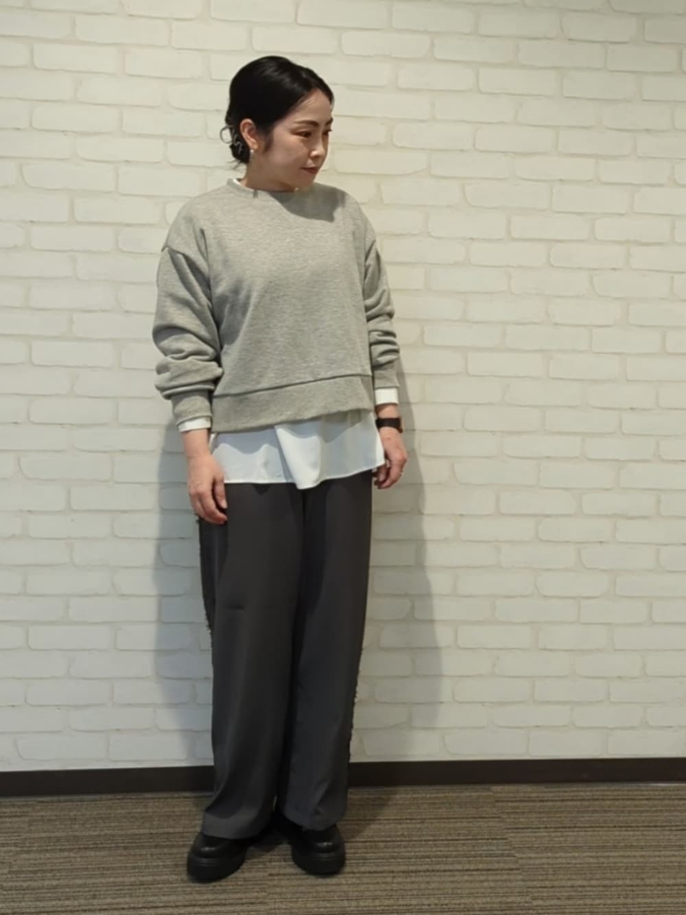 「シンプルコーデ、オトナ女子、きれいめカジュアル、低身長コーデ、Techichi TERRASSE」｜「Te chichi TERRASSEのアイテム（スウェット、グレー系）」を使った、てらさん（レディース・153cm）の冬コーディネートの1枚目の写真