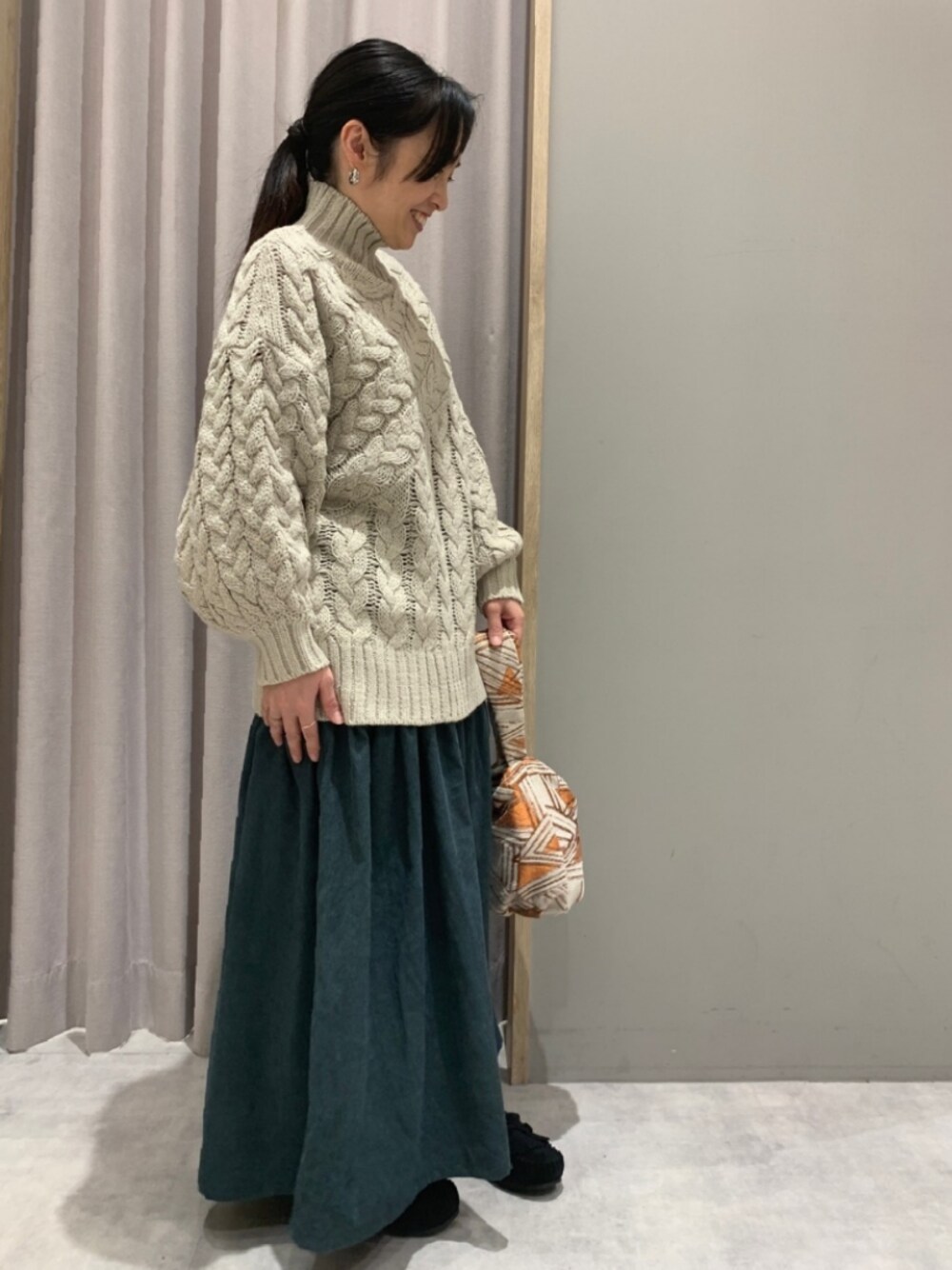 「大人カジュアル、ニットコーデ、低身長、冬コーデ、ロングスカート、MelanCleuge」｜「Melan Cleugeの正面からのニット（ニット/セーター、ベージュ系）」を使った、てらさん（レディース・153cm）の秋コーディネートの1枚目の写真