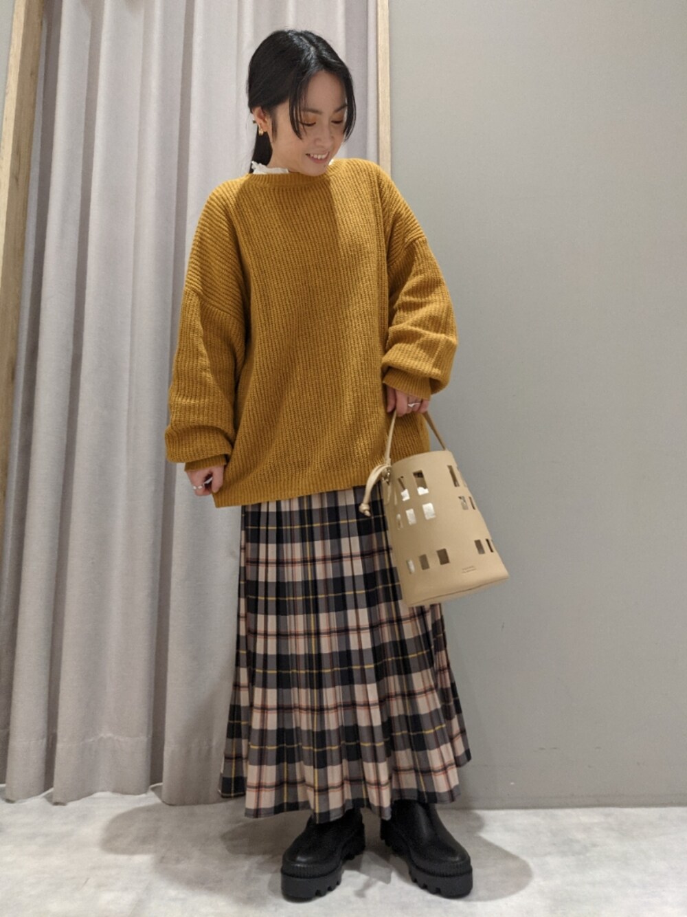「カジュアル、秋冬コーデ、ゆったりコーデ、大人カジュアル、ニット/セーター、ニット、プリーツスカート、チェックスカート、MelanCleuge」｜「Melan Cleugeのアイテム（バッグ、ベージュ系）」を使った、てらさん（レディース・153cm）の冬コーディネートの1枚目の写真