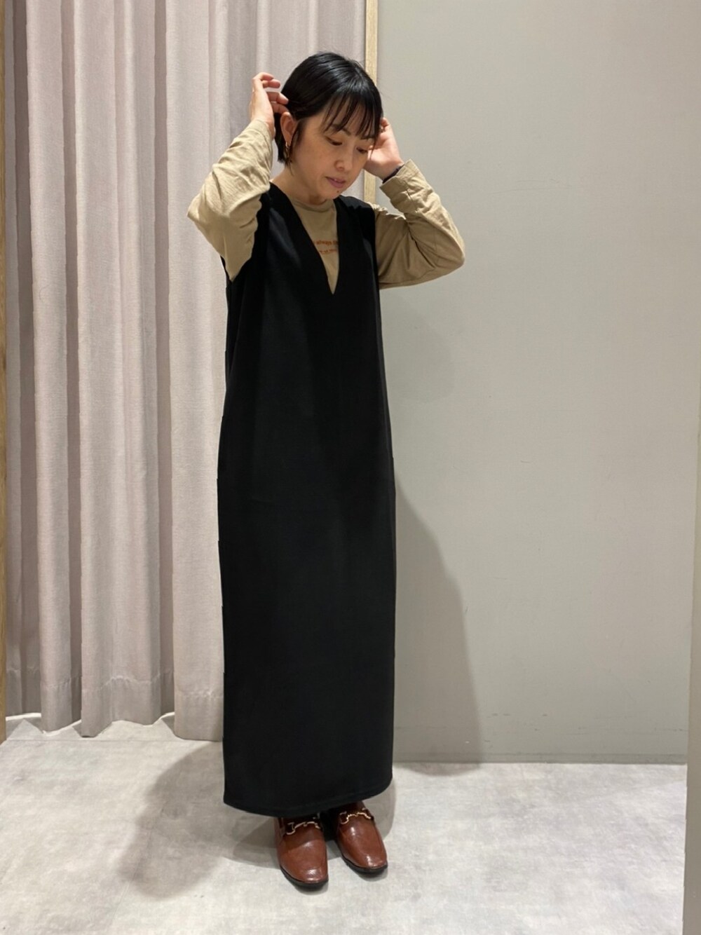 「秋服、シンプルコーデ、オトナカジュアル、低身長女子、ワンピーススタイル、秋服コーデ、大人かわいい」｜「Melan Cleugeのアイテム（Tシャツ/カットソー、ベージュ系）」を使った、てらさん（レディース・153cm）の秋コーディネートの1枚目の写真