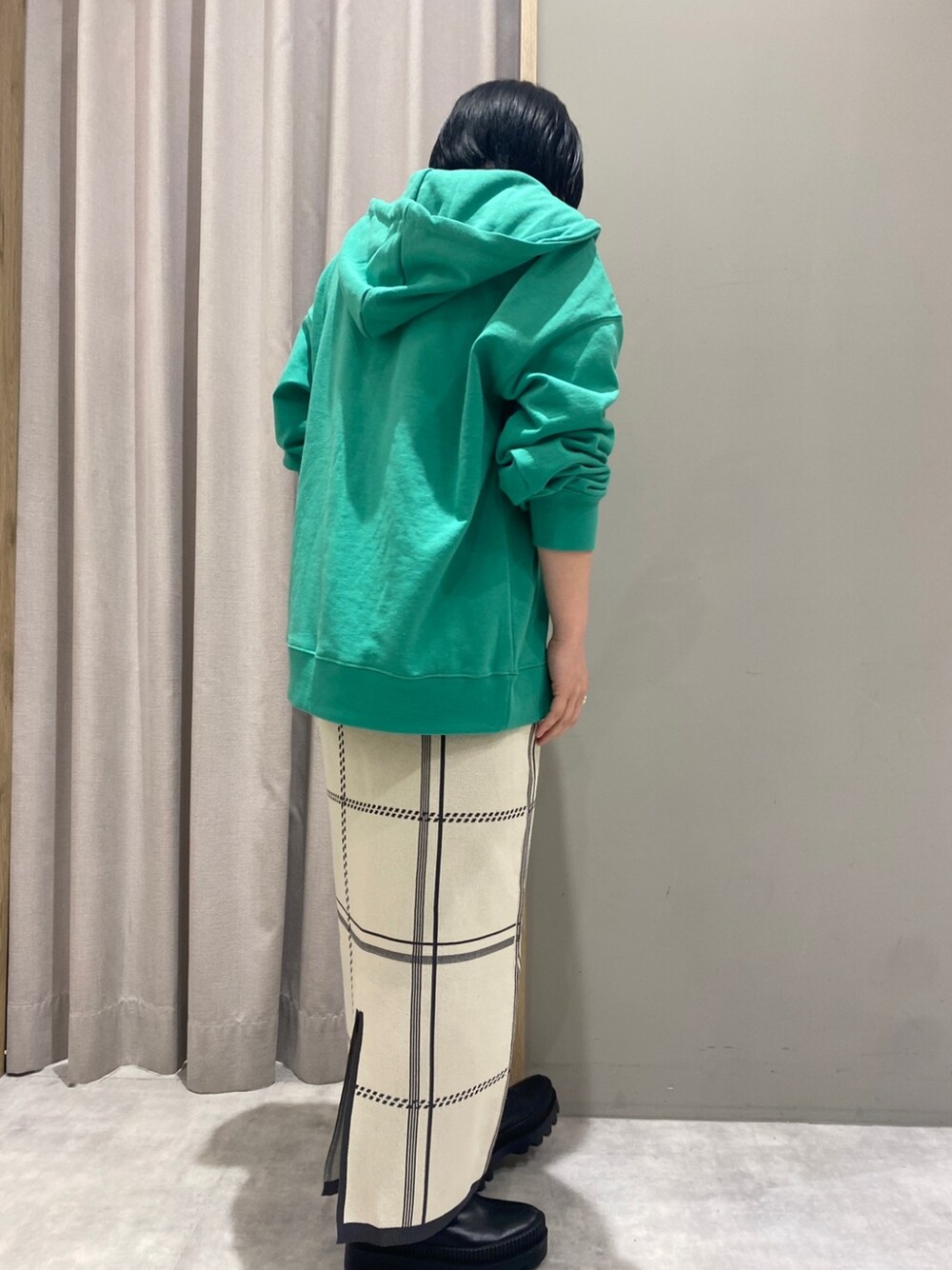 「春カラー、大人女子、大人かわいい、低身長女子、春先取り、グリーン、大人カジュアル、MelanCleuge」｜「Melan Cleugeのアイテム（Tシャツ/カットソー、ブラック系）」を使った、てらさん（レディース・153cm）の冬コーディネートの2枚目の写真