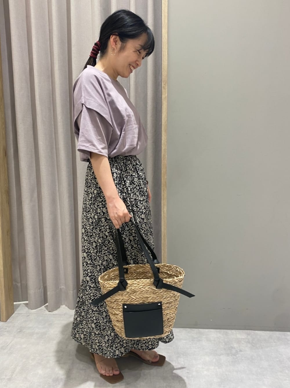 「オトナカジュアル、ゆるコーデ、シンプルコーデ、低身長コーデ、ロングスカート、大人かわいい、クリアサンダル、花柄スカート」｜「Melan Cleugeのアイテム（Tシャツ/カットソー、ピンク系）」を使った、てらさん（レディース・153cm）の夏コーディネートの1枚目の写真