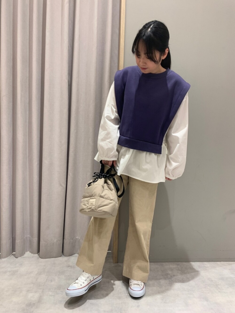 「秋冬コーデ、スニーカー、コーデュロイパンツ、低身長コーデ、巾着バッグ」｜「Melan Cleugeのアイテム（トップス、パープル系）」を使った、てらさん（レディース・153cm）の秋コーディネートの1枚目の写真