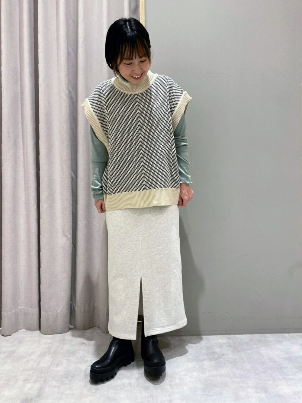 「春コーデ、大人カジュアル、ラクチンコーデ、ショートヘア、低身長コーデ、ベスト、タイトスカート、MelanCleuge」｜「Melan Cleugeのアイテム（ベスト、その他）」を使った、てらさん（レディース・153cm）の冬コーディネートの1枚目の写真