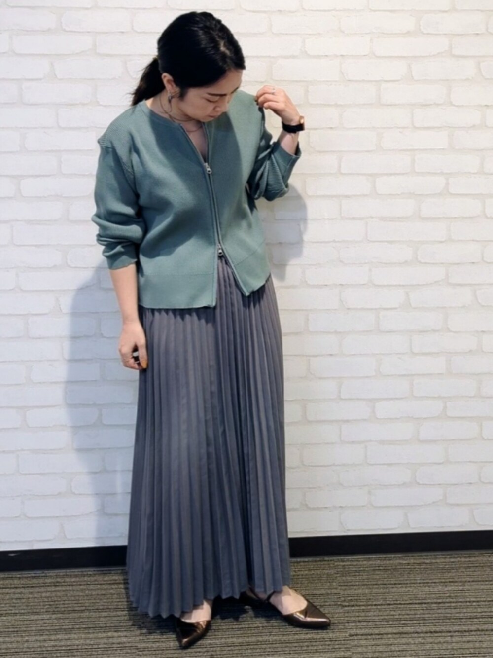 「シンプルコーデ、スカートスタイル、低身長、低身長コーデ、プリーツスカート、lugnoncure」｜「Lugnoncureのアイテム（カーディガン/ボレロ、グリーン系）」を使った、てらさん（レディース・153cm）の秋コーディネートの1枚目の写真