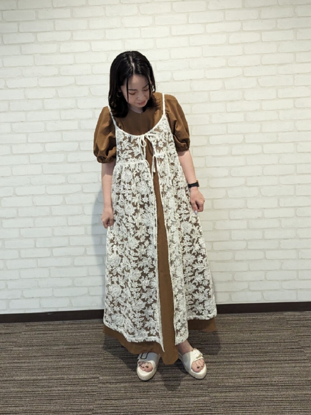 「夏、オトナ女子、夏コーデ、ワンピーススタイル、オトナカワイイ、低身長コーデ、重ね着、キャミワンピ、レース」｜「Te chichi TERRASSEの麻調ボリュームスリーブワンピース（ワンピース、ブラウン系）」を使った、てらさん（レディース・153cm）の春コーディネートの1枚目の写真