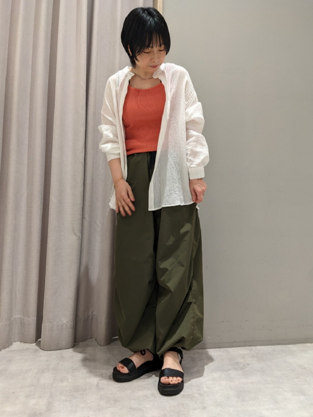 「大人コーデ、カジュアルコーデ、初夏コーデ、今日のコーデ、ゆるコーデ、大人かわいい、低身長コーデ、夏コーデ、シャツスタイル、大人カジュアル、MelanCleuge」｜「Melan Cleugeのアイテム（パンツ、グリーン系）」を使った、てらさん（レディース・153cm）の春コーディネートの1枚目の写真