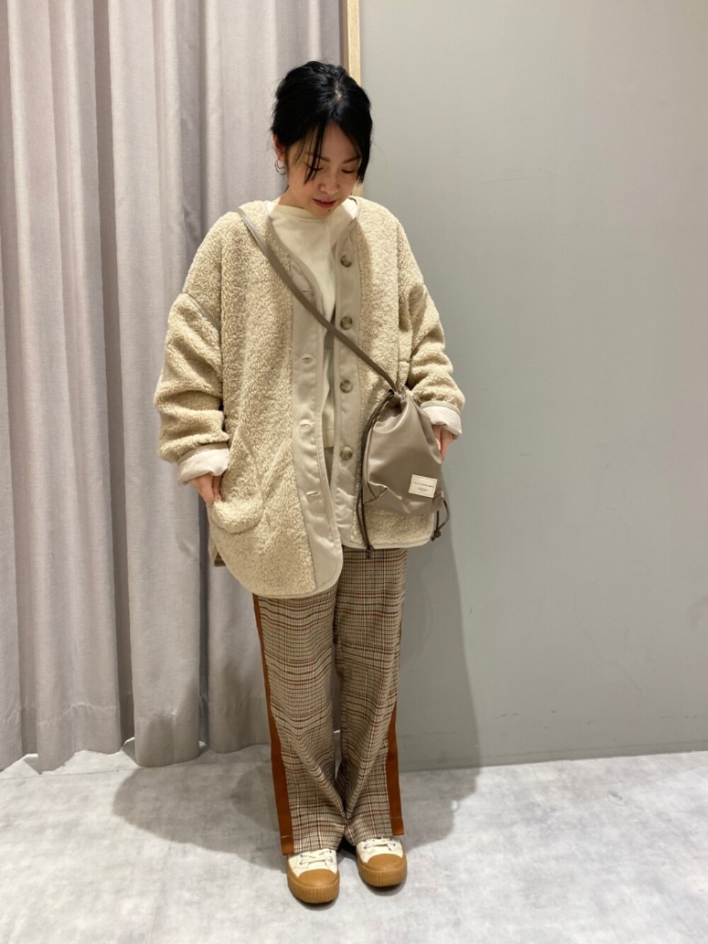 「秋コーデ、大人カジュアル、秋服、スニーカーコーデ、パンツスタイル、低身長、ママコーデ、MelanCleuge」｜「Melan Cleugeのアイテム（Tシャツ/カットソー、ベージュ系）」を使った、てらさん（レディース・153cm）の秋コーディネートの1枚目の写真