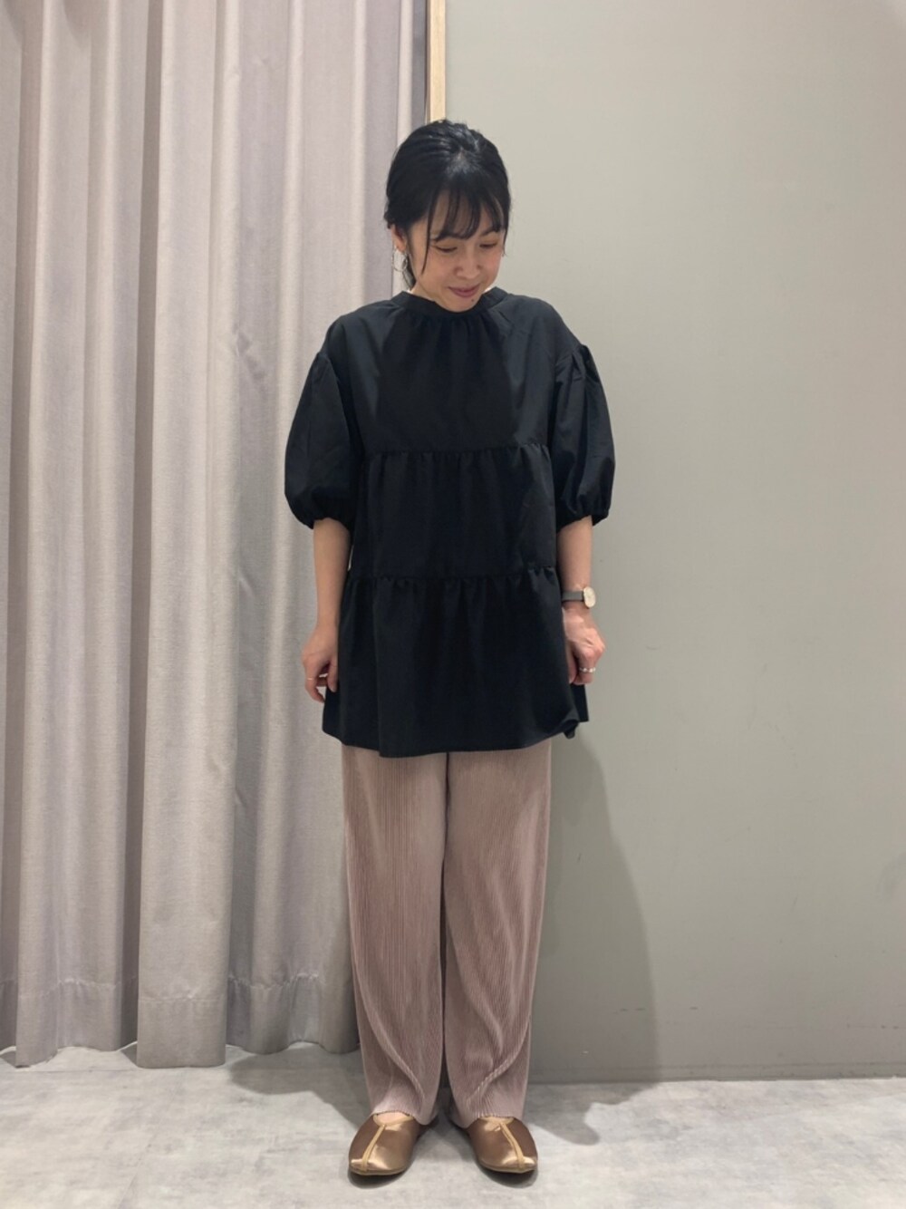 「大人カジュアル、秋のコーデ、秋先取りコーデ、バレエシューズ、プリーツパンツ、ティアードブラウス、パンツコーデ、MelanCleuge」｜「Melan Cleugeのアイテム（シャツ/ブラウス、ブラック系）」を使った、てらさん（レディース・153cm）の夏コーディネートの1枚目の写真