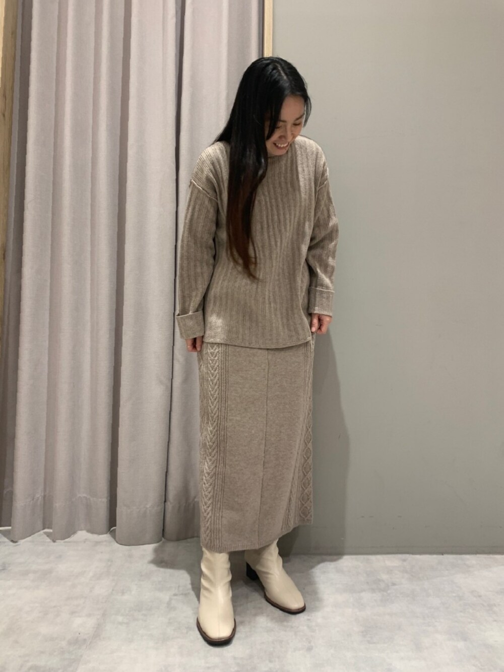 「大人カジュアル、ニット/セーター、大人コーデ、ブーツ、冬コーデ、ニットスカート、低身長」｜「Melan Cleugeのアイテム（ニット/セーター、ベージュ系）」を使った、てらさん（レディース・153cm）の秋コーディネートの1枚目の写真