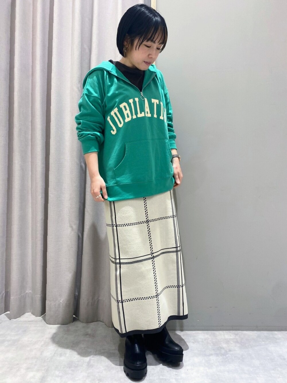 「春カラー、大人女子、大人かわいい、低身長女子、春先取り、グリーン、大人カジュアル、MelanCleuge」｜「Melan Cleugeのアイテム（Tシャツ/カットソー、ブラック系）」を使った、てらさん（レディース・153cm）の冬コーディネートの1枚目の写真