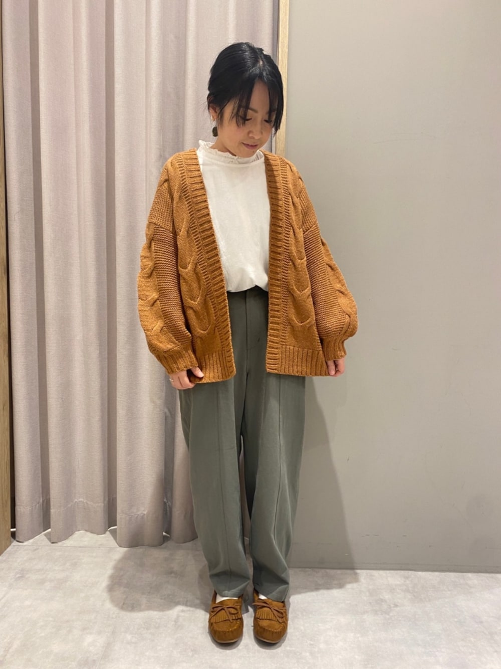 「秋コーデ、カジュアル、大人カジュアル、シンプル、低身長、カーディガン、モカシン、フリルカラーブラウス」｜「Melan Cleugeのアイテム（パンツ、グリーン系）」を使った、てらさん（レディース・153cm）の秋コーディネートの1枚目の写真